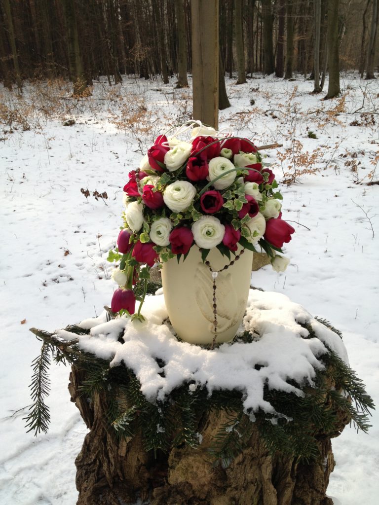 Winterlicher Blumenschmuck für Urnengrab